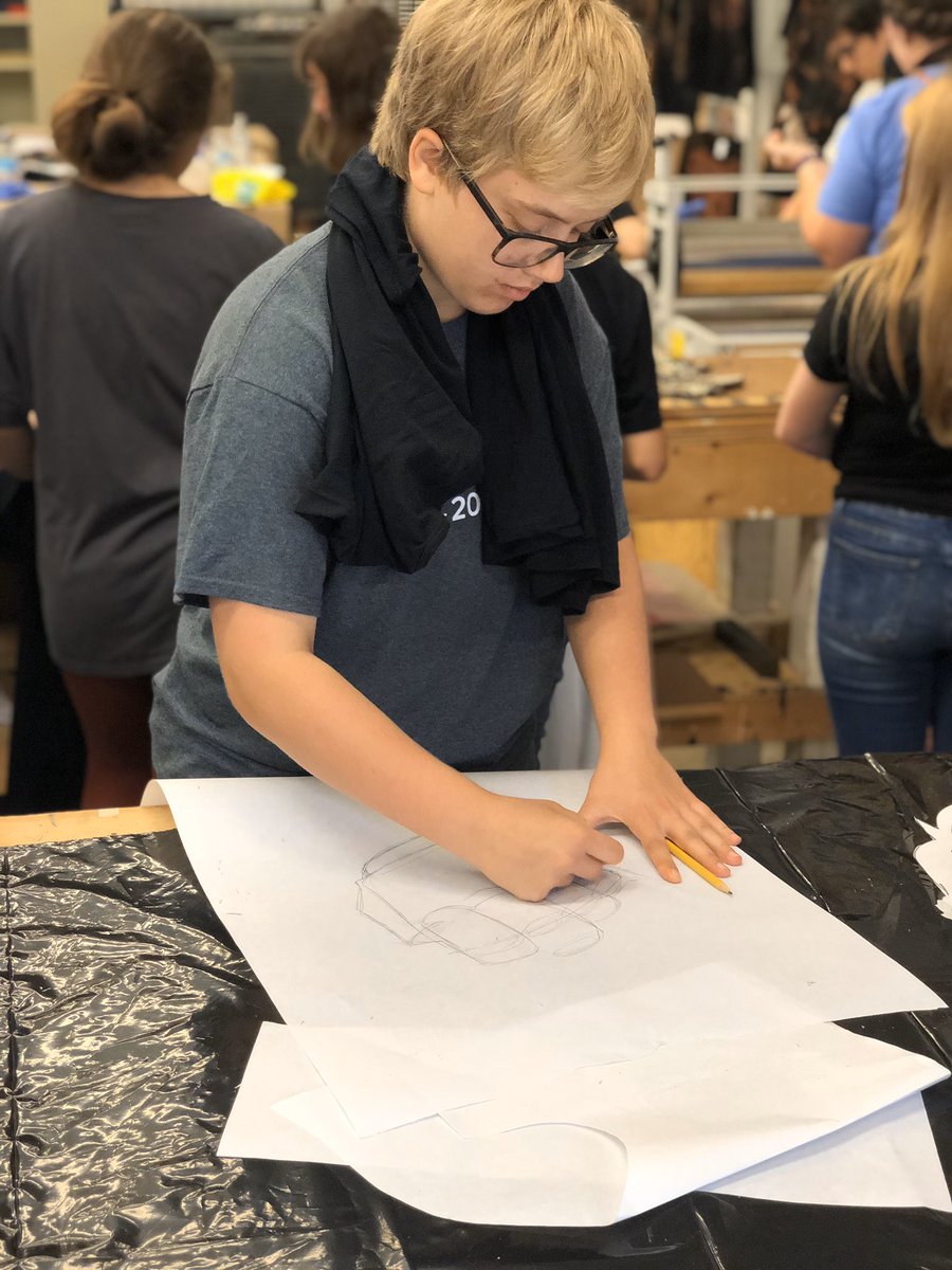 mwtefteller's tweet photo. @TLRedRaiders @tylerisd @vangome2 Fun day with REL kids making art and visiting UT Tyler’s art department and meeting some of my former students who are now UTT students!  ❤️ https://t.co/sYgmL7qTSf