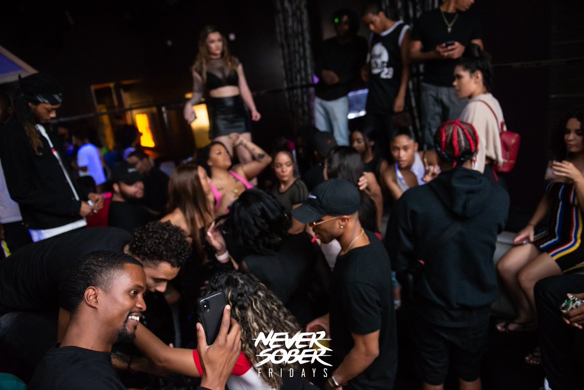 themintAZ's tweet photo. Never Sober Fridays - Ciroc White Grape Launch Party - 9.27.19- check out @RealJtHolmes and @TheRealKhiry - #scottsdalenightlife #scottsdalenightclub #nightclub #bar #arizonanight #bottleservice #TGIF #follow #RT https://t.co/MkjFVjQMVP https://t.co/LDjGudKQfH