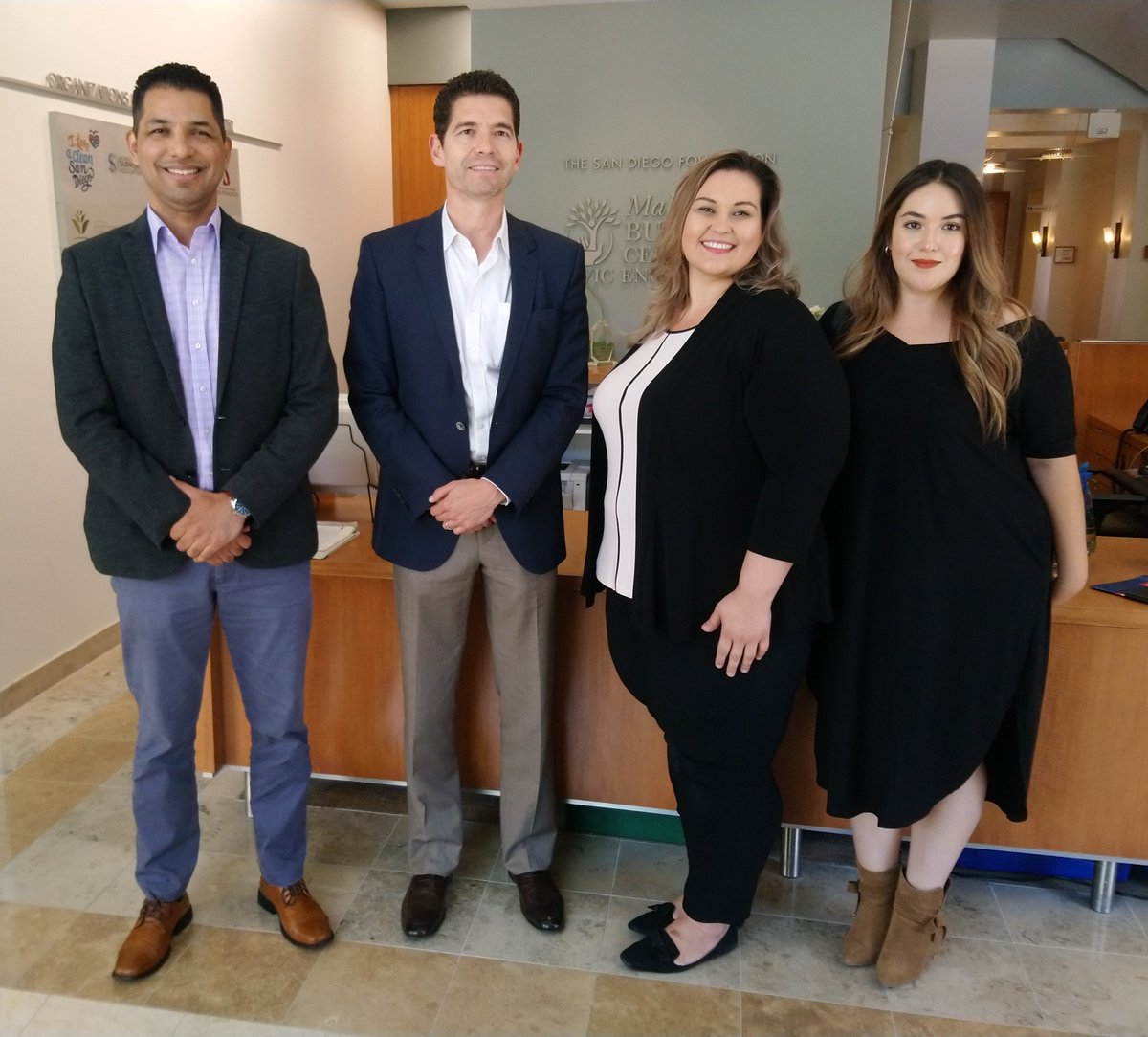 4FrontED's tweet photo. Representantes de @4FrontED, #GYPA y #OPRODE SLRC, se reunieron con Gustavo de la Fuente, Director Ejecutivo de @SmartBorderCali, en San Diego, CA. Interesante conversación sobre la eficiencia en los puertos de entrada y otros temas importantes. #TrabajoEnEquipo #SanLuisPOE. https://t.co/3vxTcYYxr0