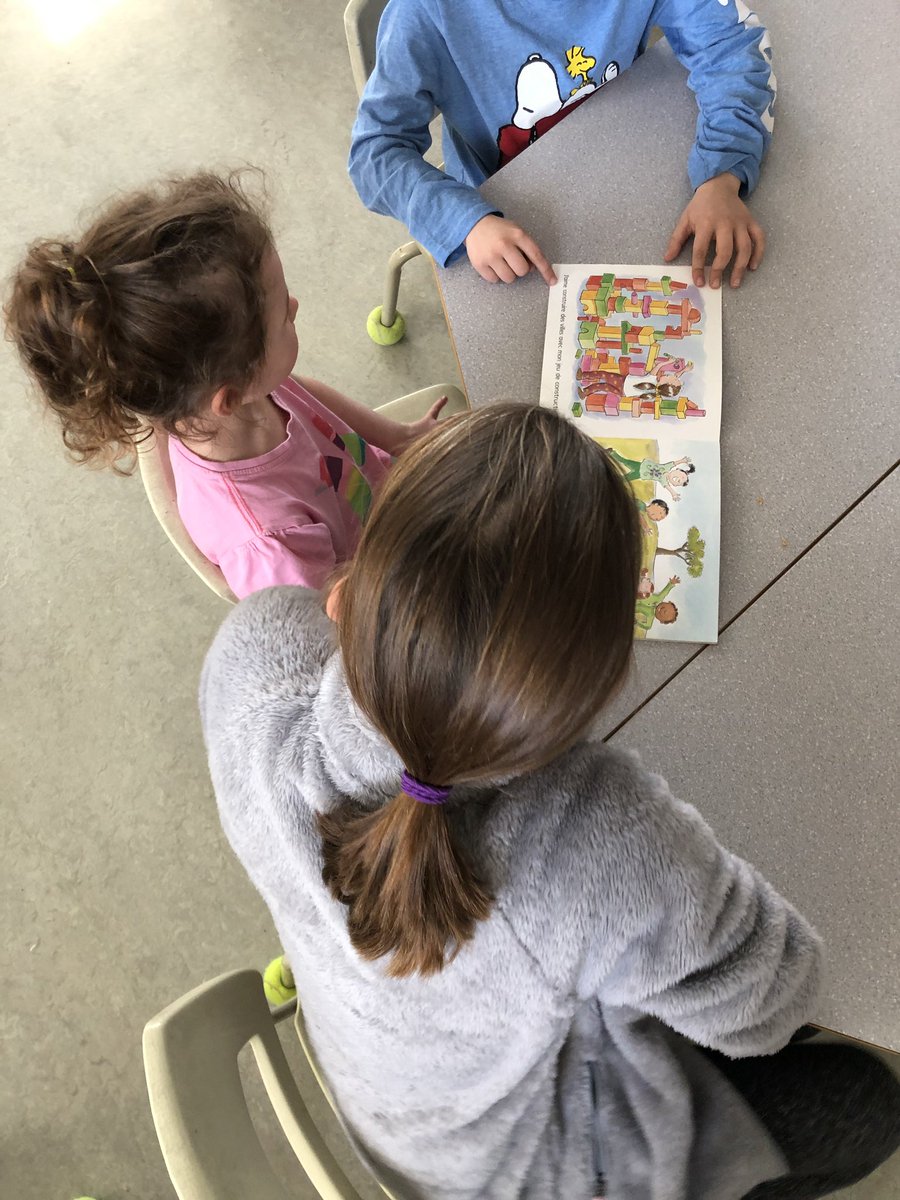 MmeElenna's tweet photo. Les copains de lecture - the “big kids” came to read to us in French today! https://t.co/5wjkYkUg0j