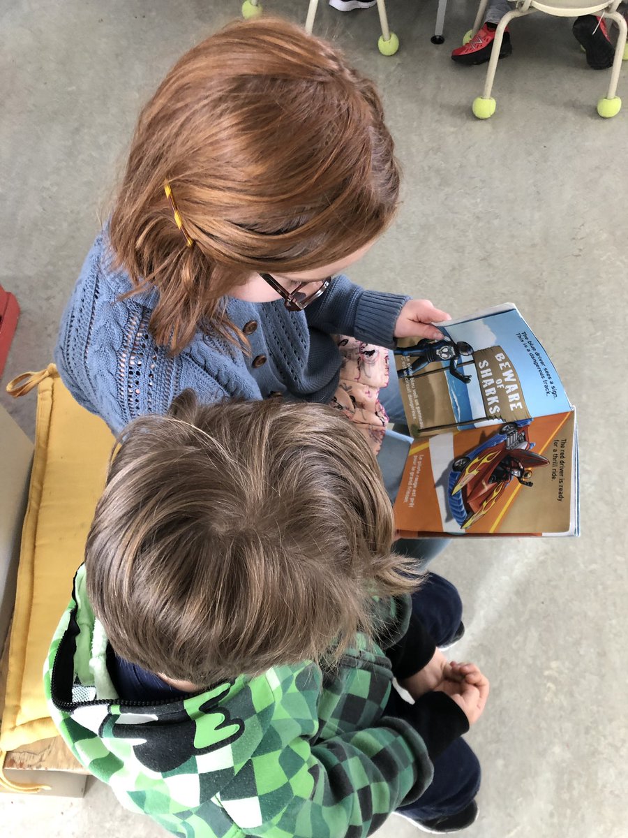 MmeElenna's tweet photo. Les copains de lecture - the “big kids” came to read to us in French today! https://t.co/5wjkYkUg0j