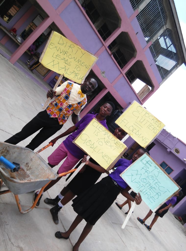 OIEduFinance's tweet photo. School environments should be safe, sanitary and sustainable! We support students actively taking care theirs!
#EduQuality partner school in the Unity & Love Cluster, Ghana, has a campaign to "Keep the school clean" and has built gender-separate washrooms! #FridaysForFuture https://t.co/lDaZpvqQDA