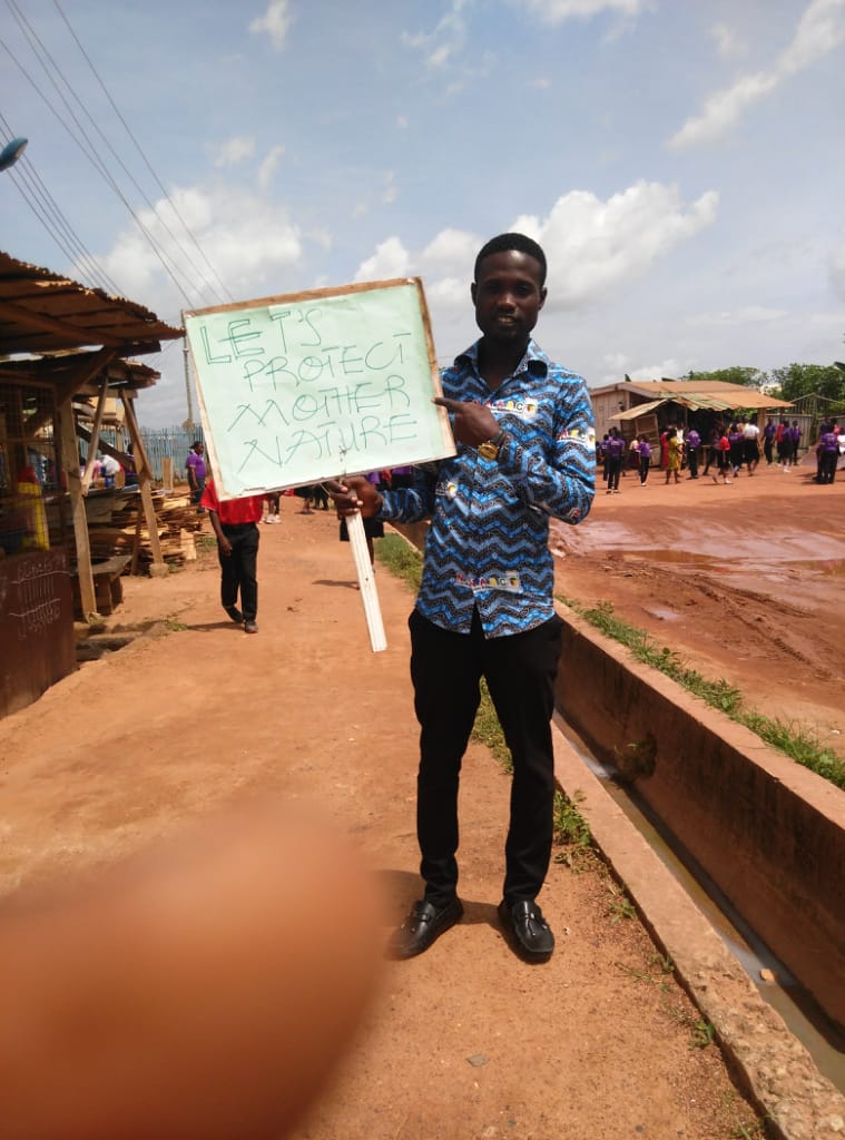OIEduFinance's tweet photo. School environments should be safe, sanitary and sustainable! We support students actively taking care theirs!
#EduQuality partner school in the Unity & Love Cluster, Ghana, has a campaign to "Keep the school clean" and has built gender-separate washrooms! #FridaysForFuture https://t.co/lDaZpvqQDA