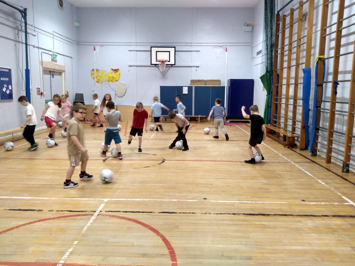 MissPark89's tweet photo. Earlier this week P3 enjoyed a fantastic futsal session!  @greenriggps1 https://t.co/5vBGUsFeBY