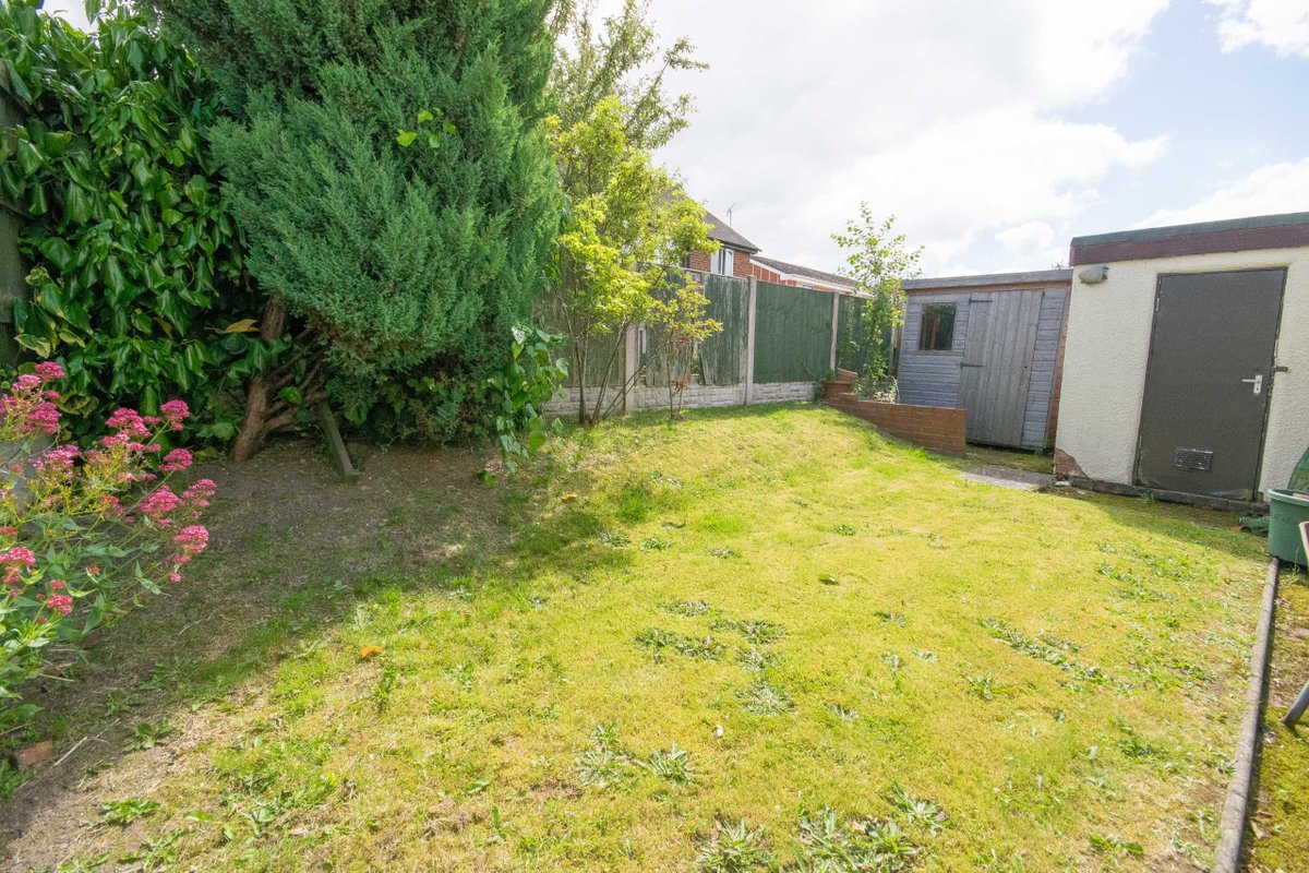 *NEW PRICE* A spacious 2 bed detached bungalow with garage and gardens, set in a popular residential area about 0.25 mile from the town centre. Ffordd Pennant, Mold £169,950 Call 01352751515 for more info. #chestertweets #nwalestweets