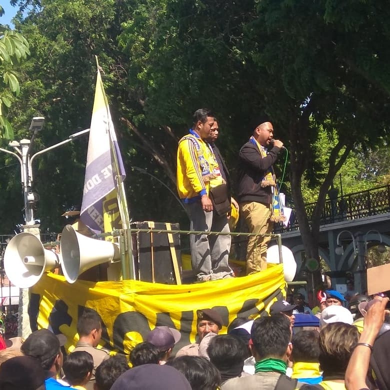 gusfandi_3's tweet photo. Ketua DPRD Gresik menemui ratusan ultrasmania yang demo untuk memperjuangkan sepak bola di Gresik. Beliau bersedia memenuhi 4 tuntutan yang diajukan ultrasmania Gresik (3/10) serta akan memanggil lagi pihak-pihak terkait pada Rabu 9/10) https://t.co/25dfRoZMZd
