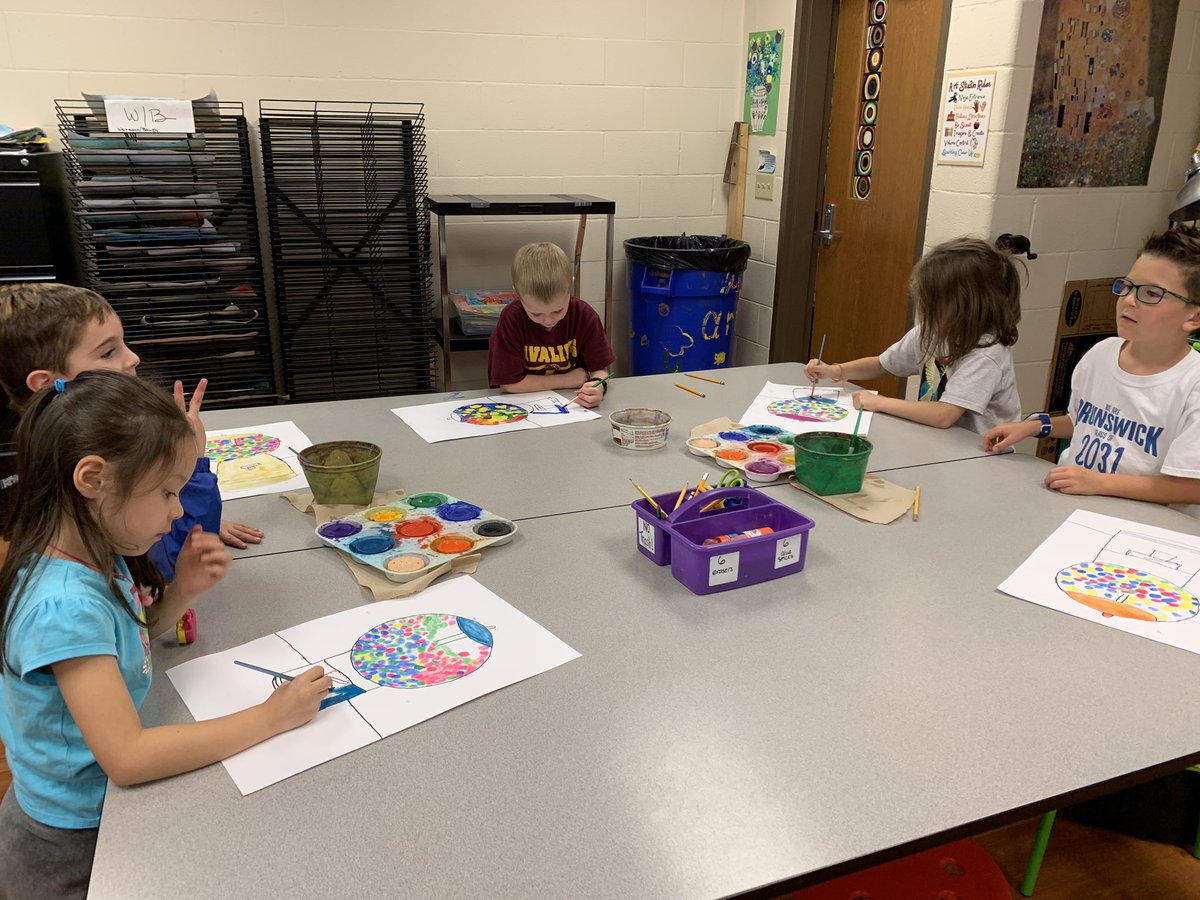 hrartstudio's tweet photo. Mrs. Drum’s class working hard on their gumball machine still life! #BrunswickPRIDE #artissweet https://t.co/xL87JX4JLd