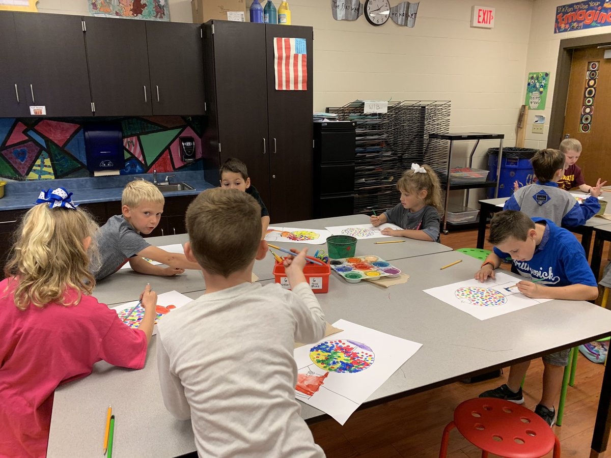 hrartstudio's tweet photo. Mrs. Drum’s class working hard on their gumball machine still life! #BrunswickPRIDE #artissweet https://t.co/xL87JX4JLd