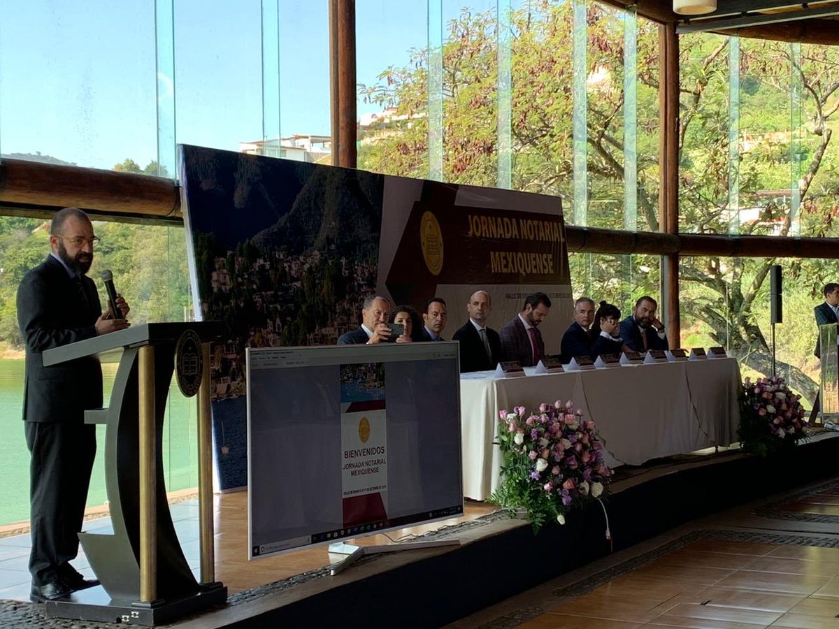 Acompañado por el Presidente del Colegio de Notarios, <a href="/AndresHoffmannP/">Andrés Hoffmann</a>, el consejero <a href="/Delapenagerardo/">Gerardo de la Peña</a> y el PM de Valle de Bravo <a href="/MauricioOsorio_/">Mauricio Osorio</a>, inauguramos la Jornada Notarial Mexiquense, a través de la cual buscamos consolidar el proyecto de justicia cotidiana en el #Edoméx