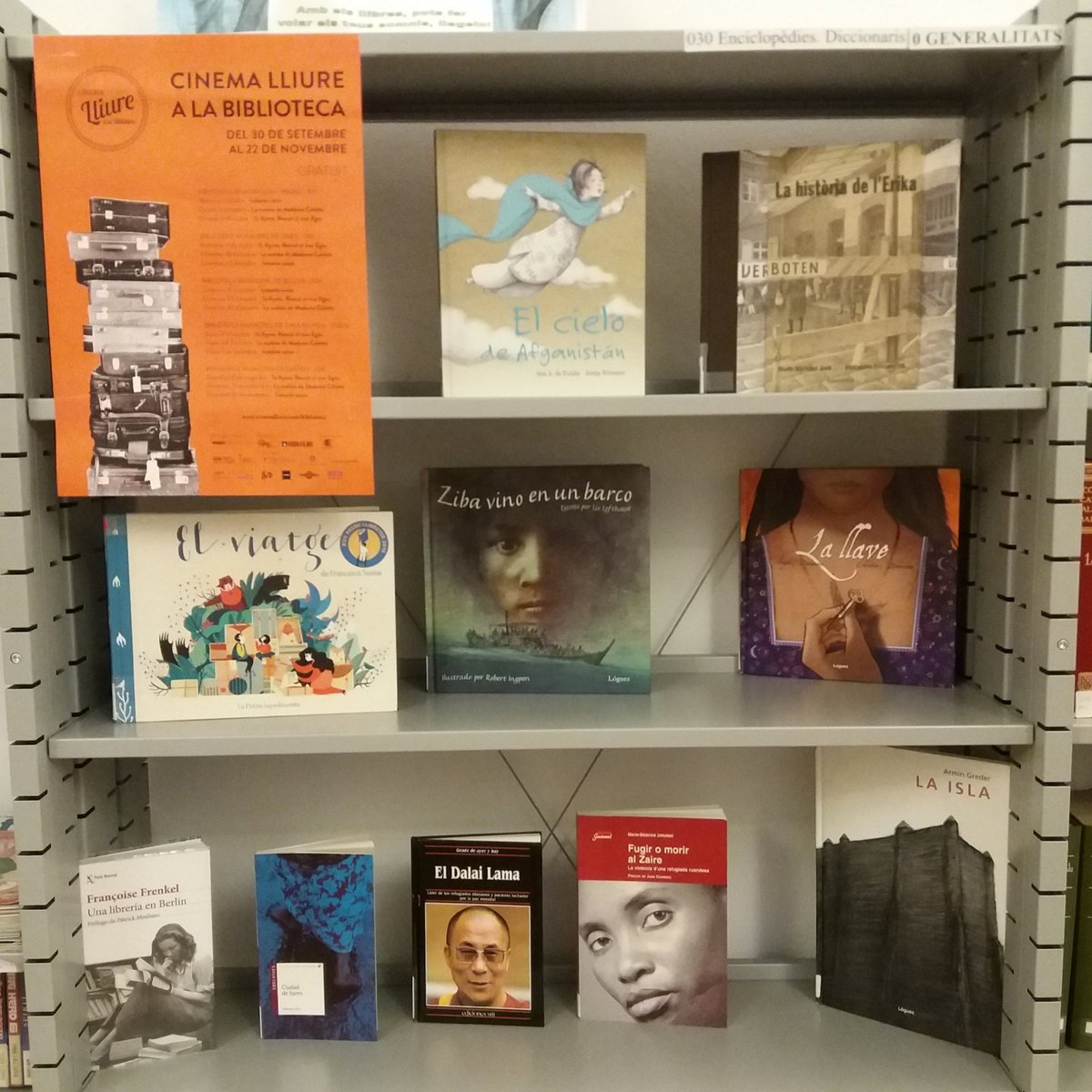 BiblioSineu's tweet photo. Ja tenim el #RacóTemàtic dedicat al @CinemaLliure i al documental #ToKyma #Refugiats @ajsineu @dingolasineu @culturamallorca @IRLlull @magoproduction @apaib1 @arabalears @MallorcaFilmCo 
Divendres dia 11 d'octubre a les 19h vos esperam.📽🎞 https://t.co/5PHgEPnd12