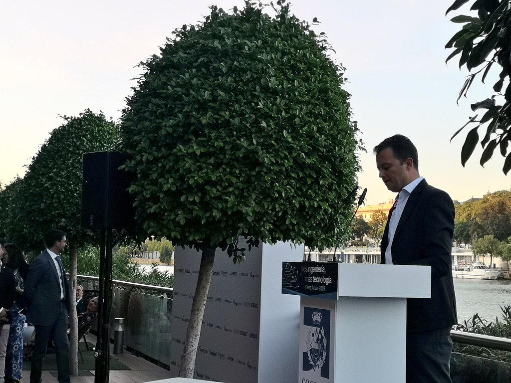 "La digitalización no deja de ser un proyecto en el que transformar todo el entorno empresarial en datos" Pedro Moreno <a href="/SchneiderES/">SchneiderElectric ES</a>
#SomosIngenieros #CogitideSevilla #CenaIngenieros2019