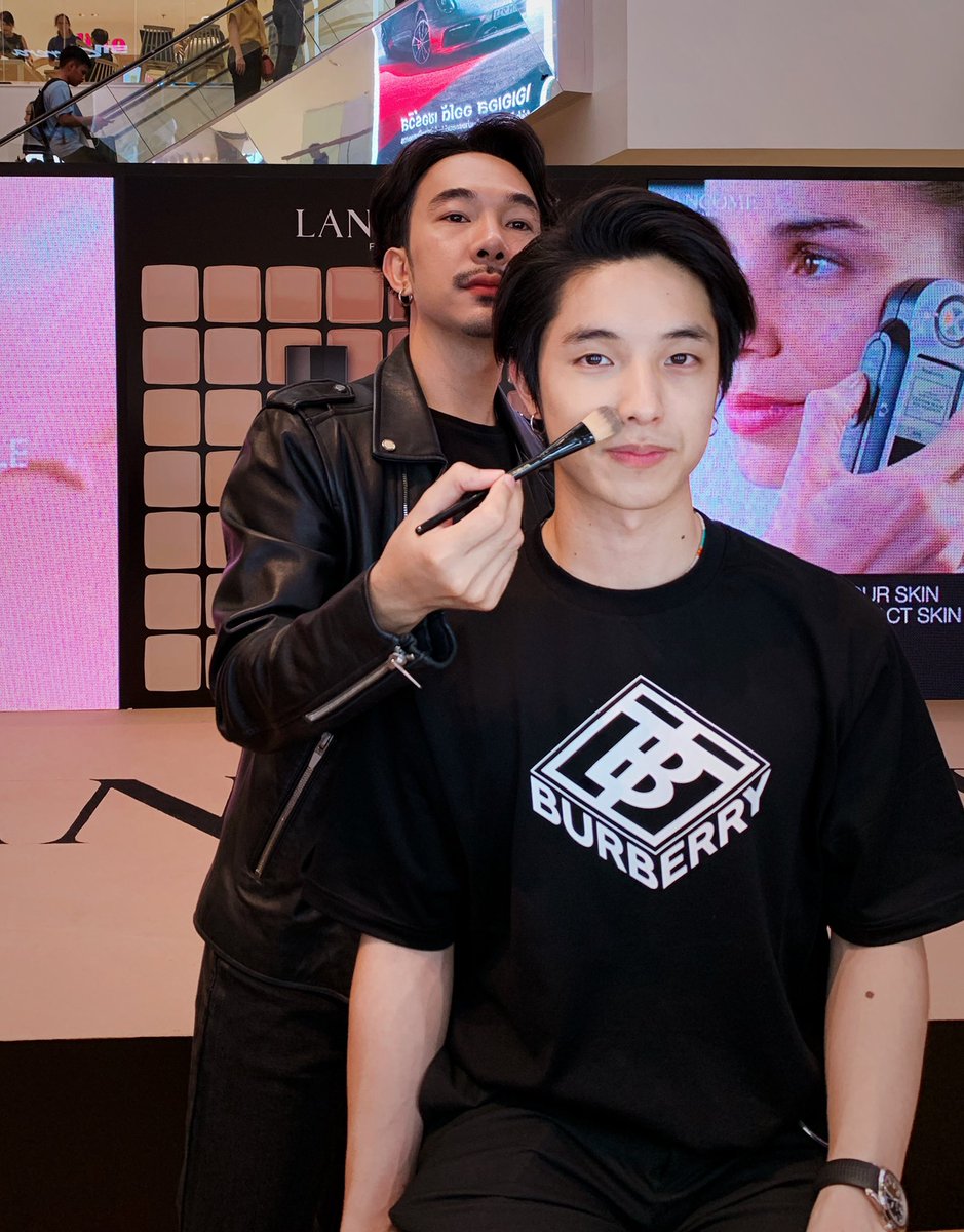 SendSeek's tweet photo. น้องชายอีกคน มาให้พี่ปัญสอนแต่งหน้า. แต่งยังไงให้เหมือนไม่แต่ง ...เปิดเหม่งแข่งกันเลยทีเดียว 😂 #teintidoleultra #Seeksend #shadfinder #lancomethailand #cuteboy #น่ารัก #kaylertsittichai #couple #menmakeup #ilovelancome https://t.co/qn5ZE9hULv