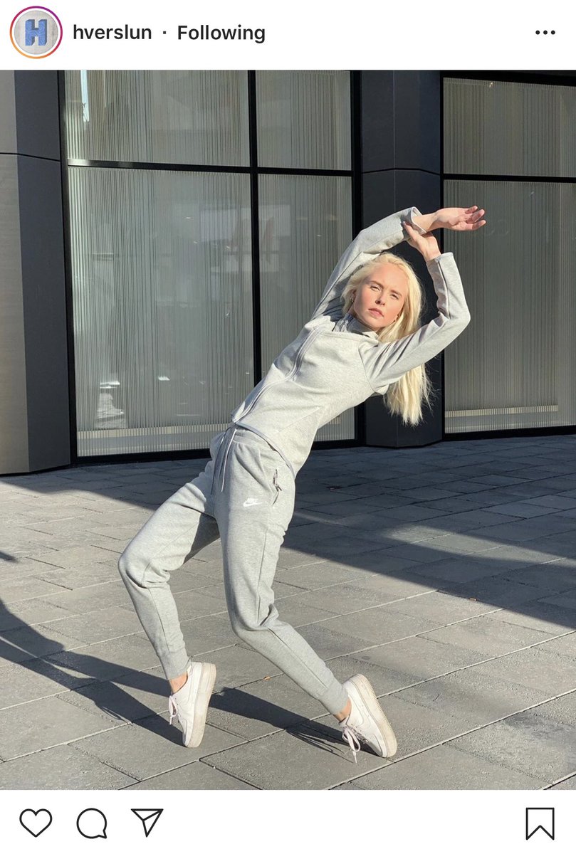 Ég: hvernig á ég að hafa hendurnar?
Vinkona: reyndu bara að virka eðlileg
Ég: