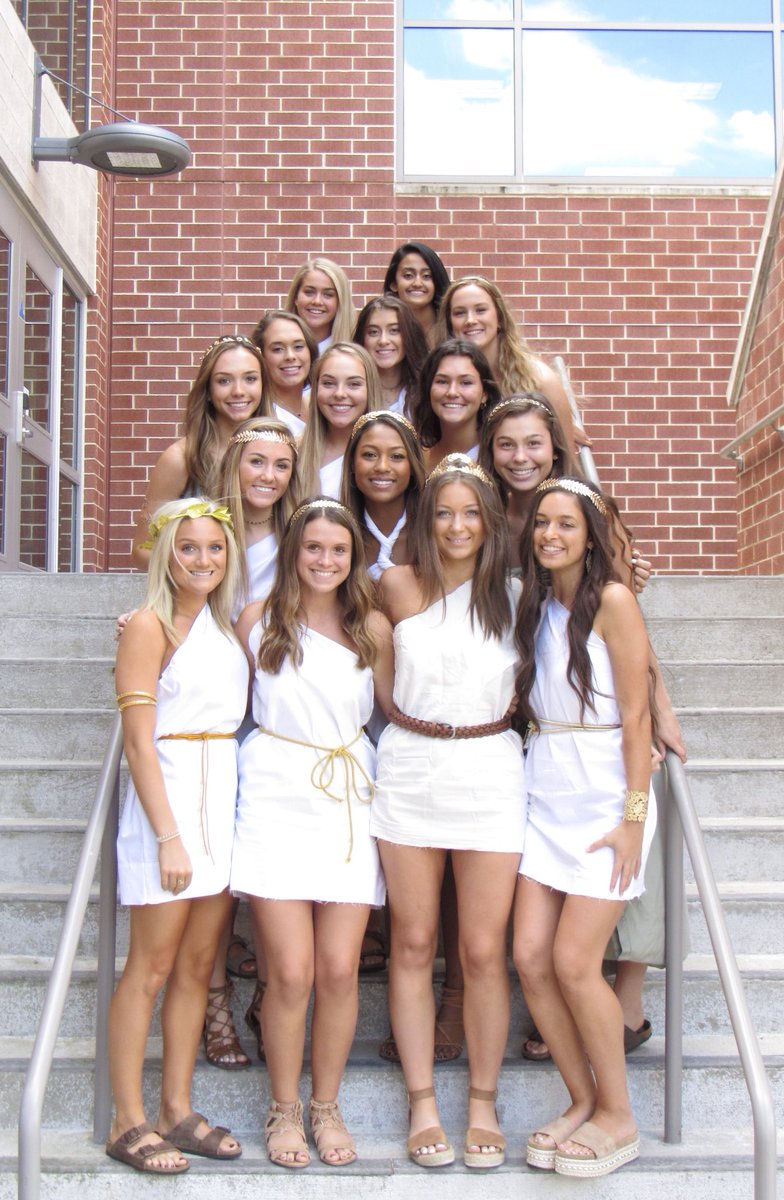 oliviajeantv's tweet photo. Toga day!!! #seniorseason @RiversideLCPS https://t.co/tNIaculYlC