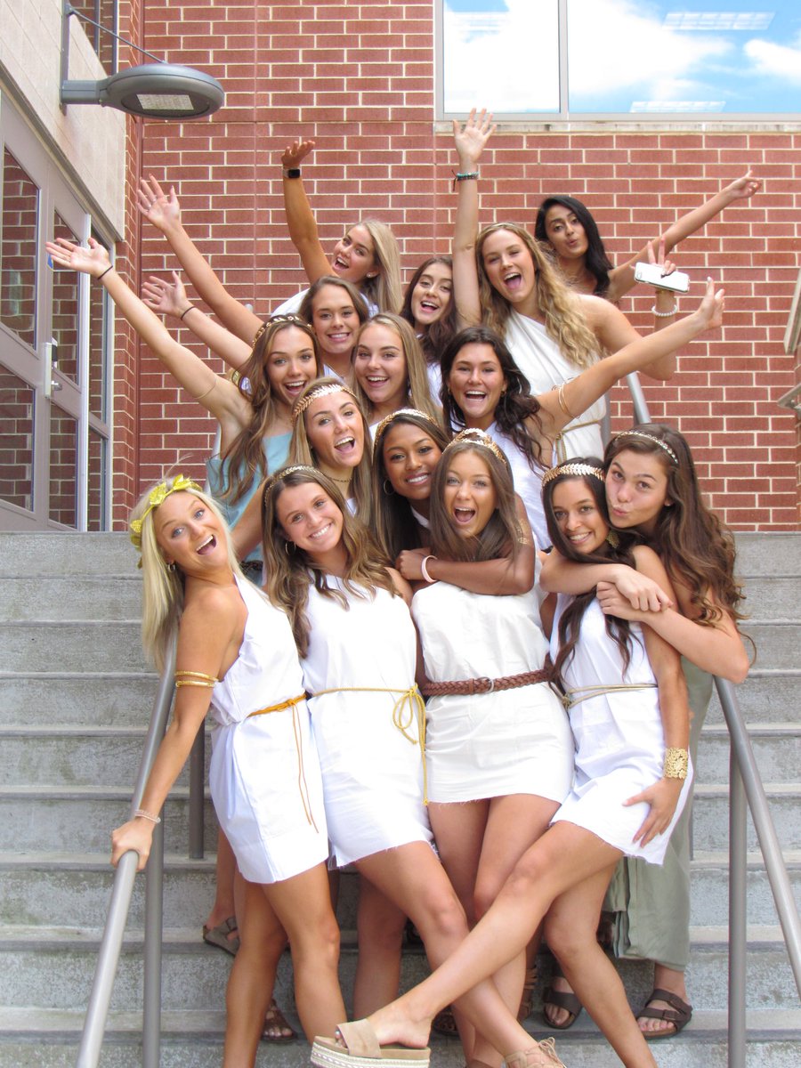 oliviajeantv's tweet photo. Toga day!!! #seniorseason @RiversideLCPS https://t.co/tNIaculYlC