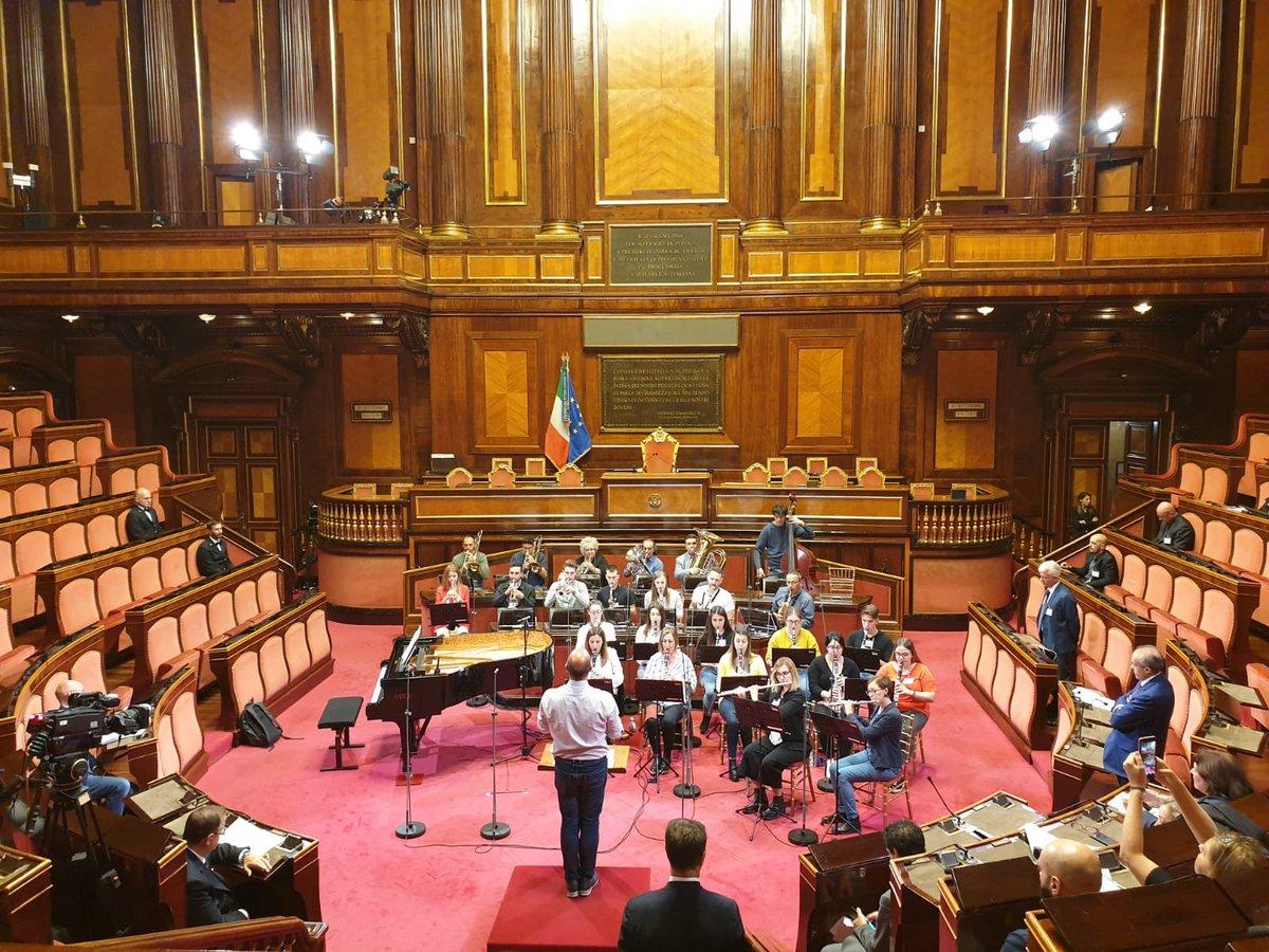 SenatoStampa's tweet photo. #SenatoECultura🎶Tutto pronto in Aula per il concerto di domani alle 11 con @AndreaBocelli e @APetryshak. Conduce @benerinaldi. Introduce @Pres_Casellati → https://t.co/kdUifab9lb #ProveGenerali #DietroLeQuinte📸🎻🎹🎶🎺 https://t.co/zKDmxHmBjY