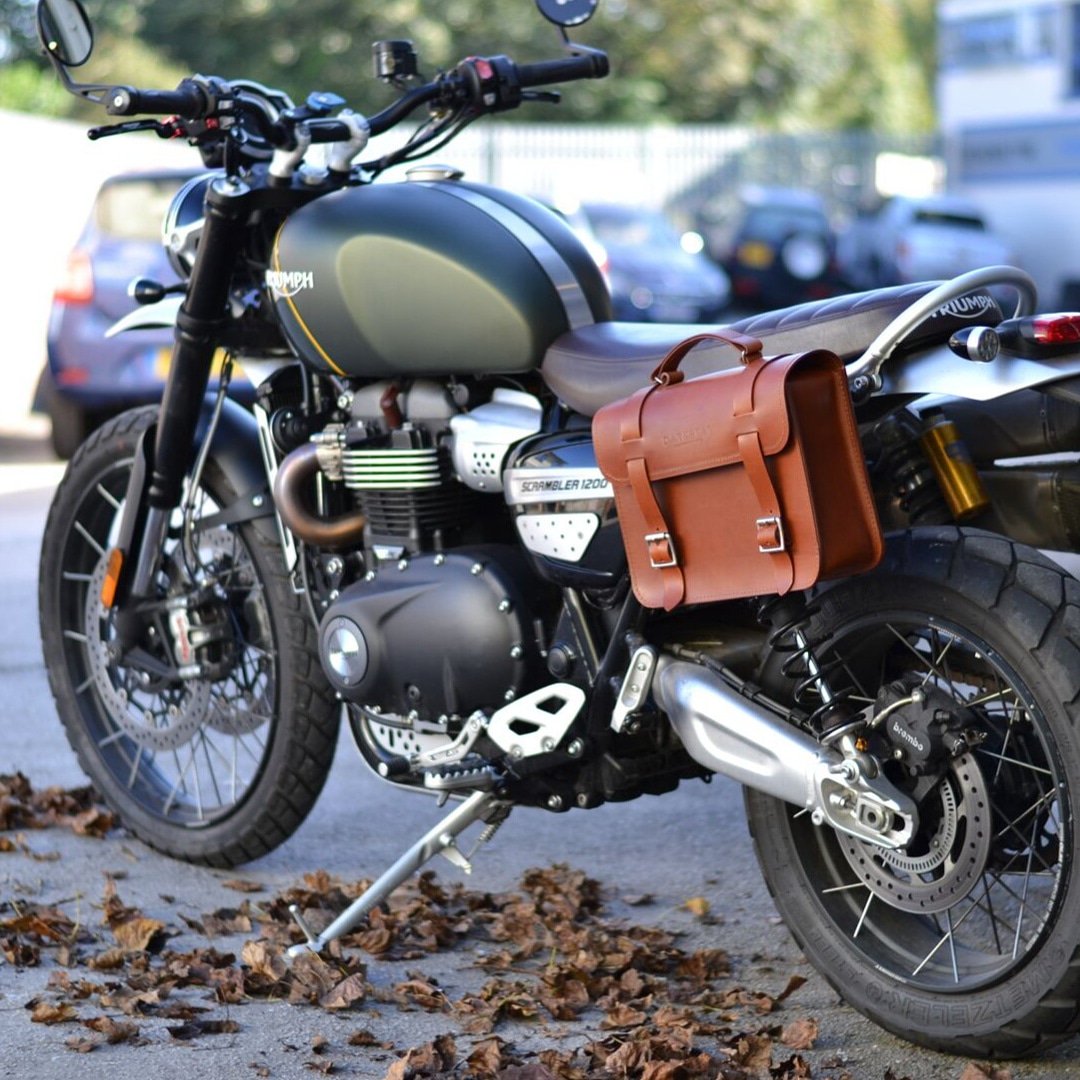 We're happy to roll out our new Nomad leather #pannier. The new universal pannier has a quick release system for a wide variety of bikes. 

Thanks to Craig from @bikeandbladesltd for letting use his #scamber for photos.
#triumphbobber #triumpscrambler #scrambler