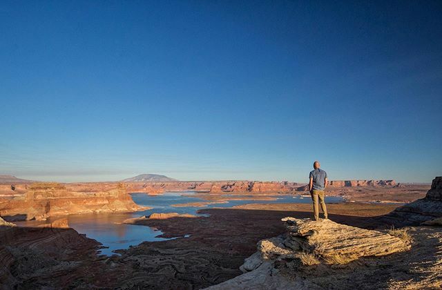 It’s so hard to show the scale of this place without seeing it for yourself. This is the other side of Alstrom Point again, with Dave standing in the shot. He helps to give that sense of scale, but I had to crop the sides off of this shot because it was … bit.ly/357LX2c
