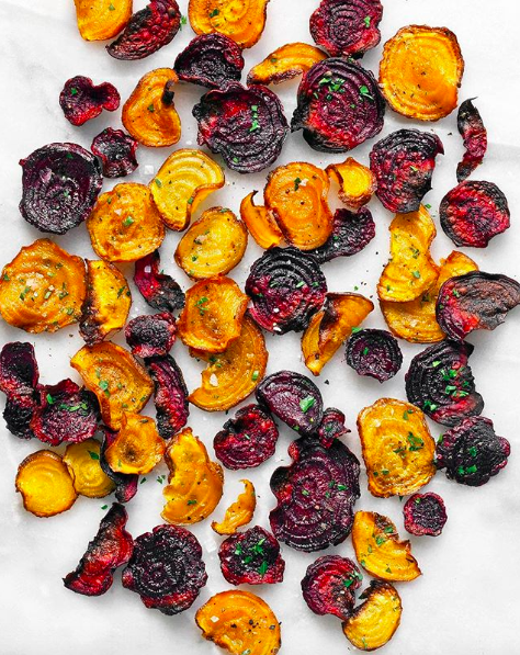 the_feedfeed's tweet photo. @LastIngredient can’t stop the beet! 😉 These crispy Beet Chips are the perfect snack for afternoon cravings!
Get the recipe: https://t.co/MoUqkmNXPv
#feedfeed #beets #veggiechips #baking #beetchips #snacktime #vegan #glutenfree #eatplants #rainbowfood #simplefood https://t.co/eHtttjTBsm