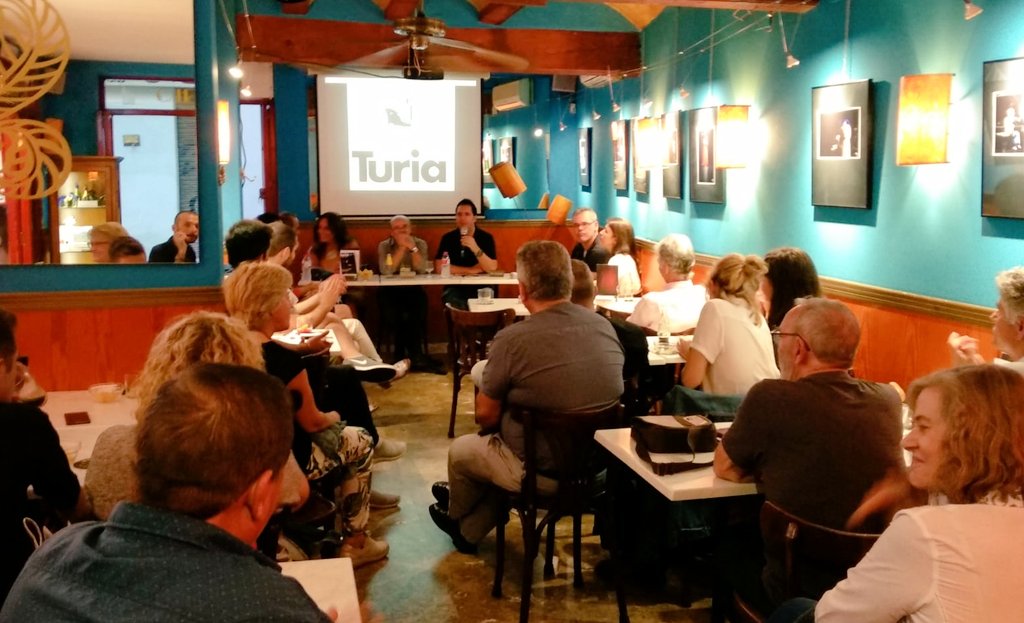 CTuria's tweet photo. Gracias a todos y todas por venir esta tarde al @cafelisboavlc a conocer a los nuevos colaboradores de #CTuria y adquirir el #extraTuria de la nueva temporada cultural de Valencia. 📚☕ https://t.co/hWNMHNi2iy