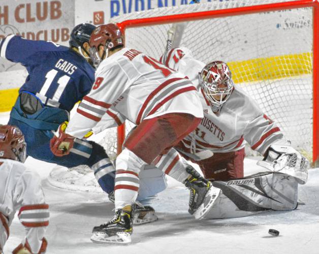 GoldInTheNet's tweet photo. UMass' Murray different #goalie after watching playoff run from bench - https://t.co/mPqwGZFcrc via @DailyHampGaz
We're so proud of #GoldInTheNet alumnus @Mattmurray_31! And from the looks of it, so is @UMassHockey 😉
#BeaGOLDtender https://t.co/3frA2xZdWj