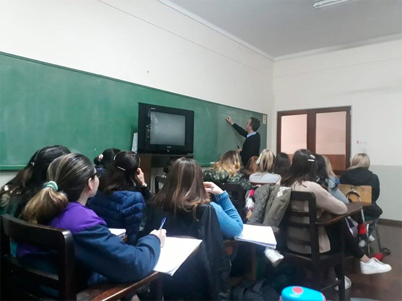 MPFCABA's tweet photo. En el Marco del programa "Los Fiscales a la Escuela", dictamos un taller de "Violencia de Género" el Instituto Nuestra Sra. Del Buen y Perpetuo Socorro, para alumnas de nivel superior, más de 50 futuras docentes. Dictó el taller: Gonzalo Sansó #SegurosenlaRed #ViolenciaDeGenero https://t.co/W0LLYnmutm