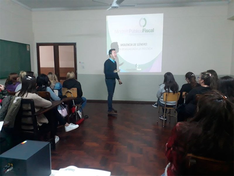 MPFCABA's tweet photo. En el Marco del programa "Los Fiscales a la Escuela", dictamos un taller de "Violencia de Género" el Instituto Nuestra Sra. Del Buen y Perpetuo Socorro, para alumnas de nivel superior, más de 50 futuras docentes. Dictó el taller: Gonzalo Sansó #SegurosenlaRed #ViolenciaDeGenero https://t.co/W0LLYnmutm