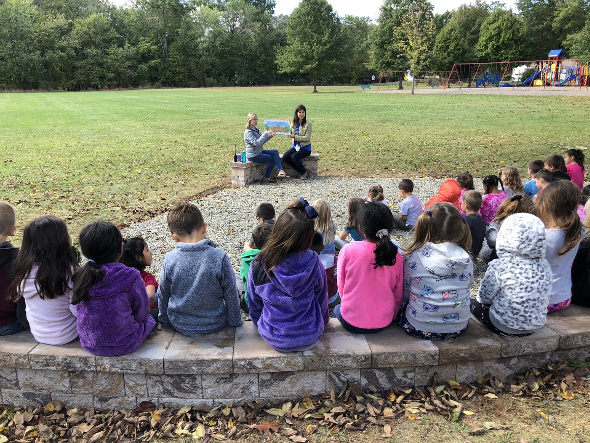 MrsHansenFRSD's tweet photo. We listened to Mrs. Glaab and Mrs. Braynor read a story in our NEW OUTDOOR LEARNING CENTER! @RobertHunterES #RHRaccoons https://t.co/SNTy9k4T3m