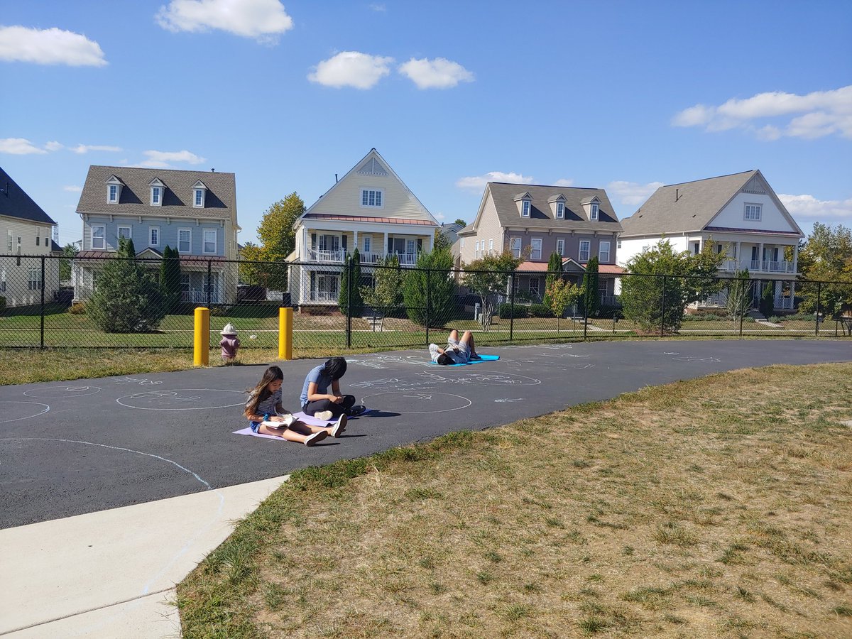 ms_banks_class's tweet photo. When you complete your work on time, you get to enjoy the beautiful weather with a book. #perksofgettingworkdone #readingoutside https://t.co/nHloIzVQBR