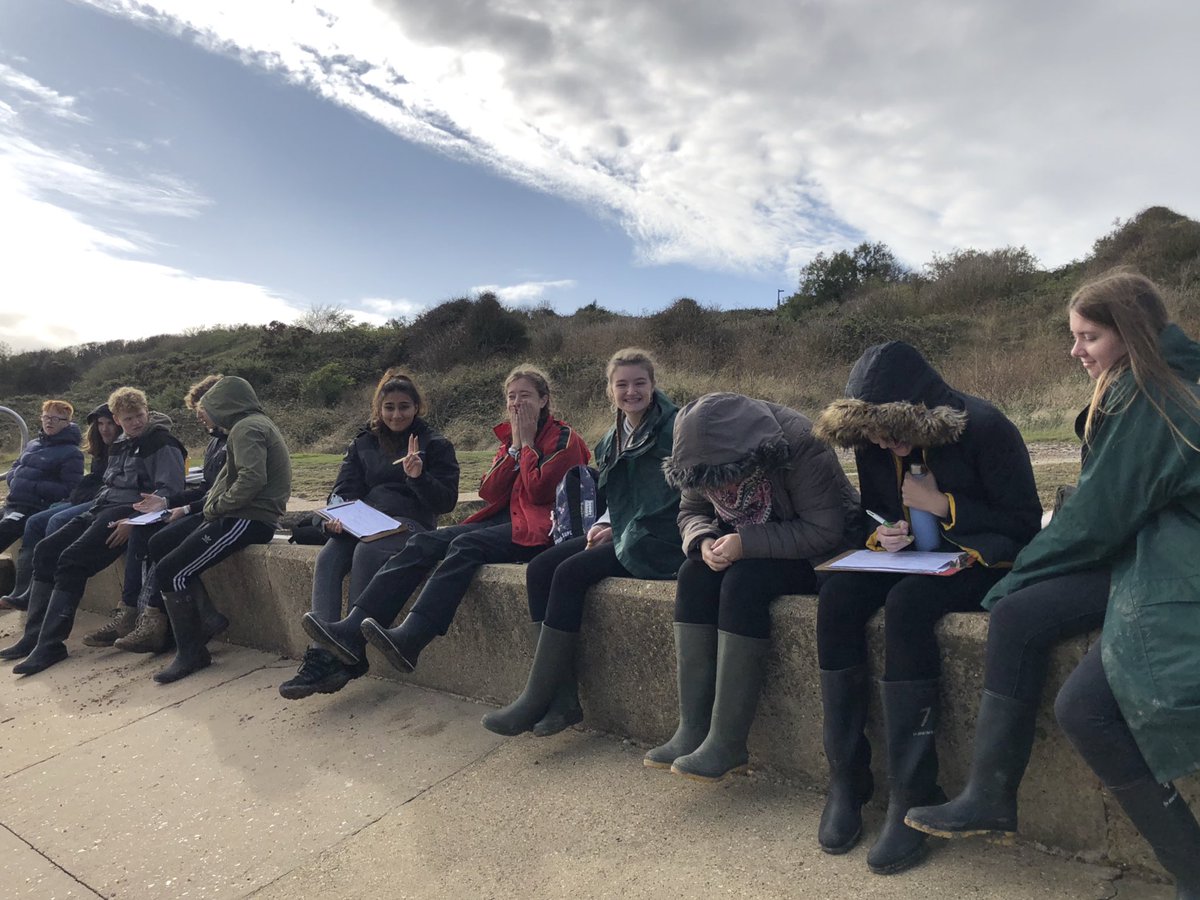 ccgsgeogdept's tweet image. Loving life during our ‘Bi-Polar Analysis’ of the coastal management strategies in place along the coast at Walton-on-the-Naze! Do you think it should be protected? Or should nature be allowed to do its thing? #fieldworkisfun #workhardplayhard #ALevels #geography @FSCFlatfordMill
