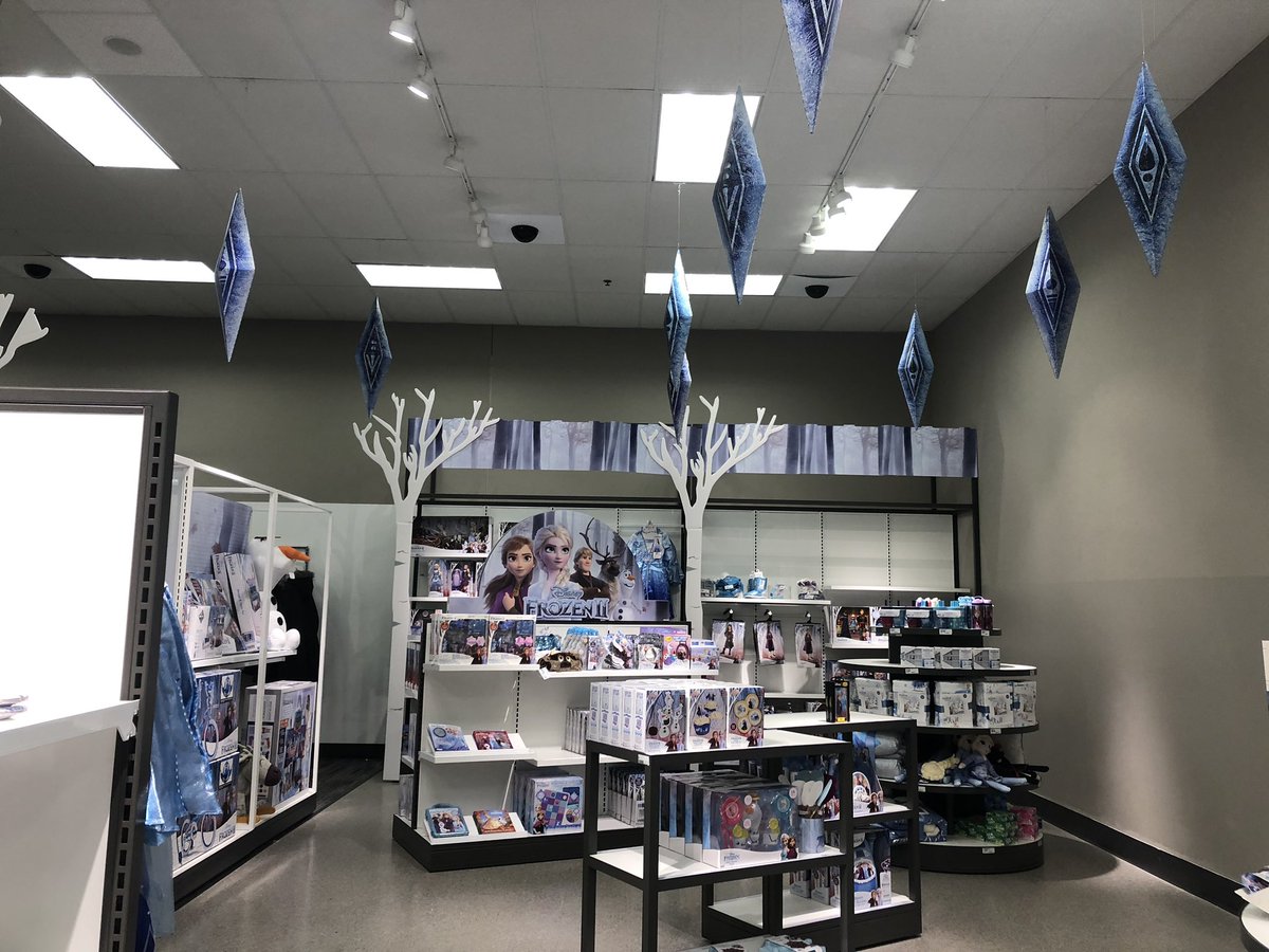 T1527 is Frozen ready .. it’s time to “Let it go” at Target 🎯 Thank you team to make it happened ! <a href="/jenbradytarget/">Jennifer Brady</a> <a href="/JasBahia/">Jasbir Bahia</a> @tracyacurry1