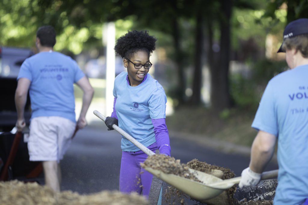 MetroUnitedWay's tweet photo. These @GEAppliancesCo workers aren’t messing around! They’ve been working with partners in the Russell neighborhood all day for this year’s #GEADay https://t.co/ncDOMIiVgL