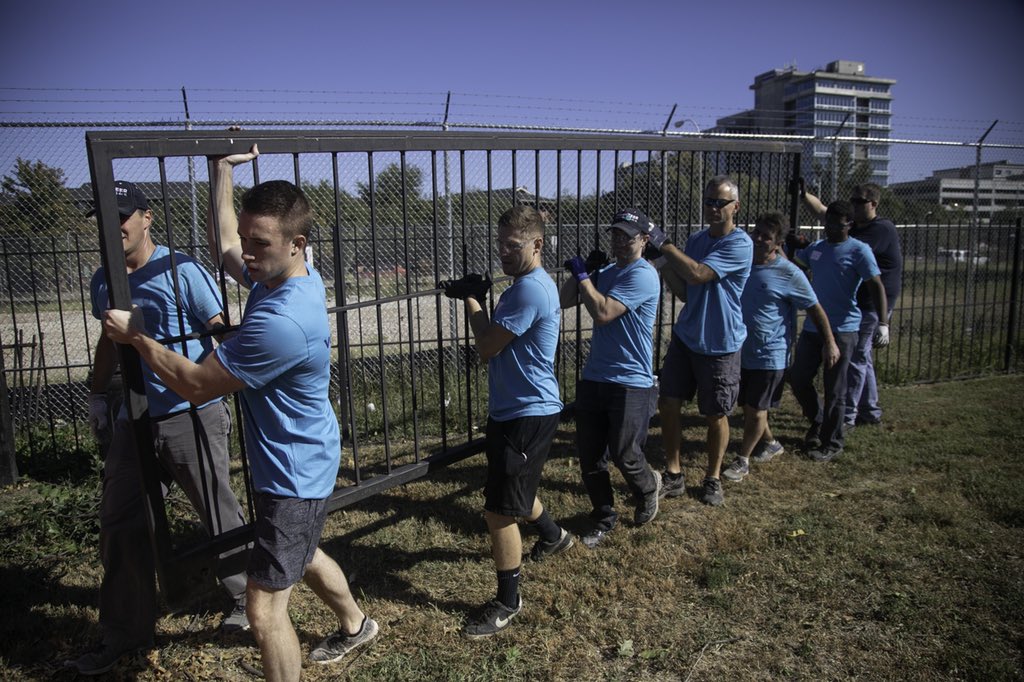 MetroUnitedWay's tweet photo. These @GEAppliancesCo workers aren’t messing around! They’ve been working with partners in the Russell neighborhood all day for this year’s #GEADay https://t.co/ncDOMIiVgL