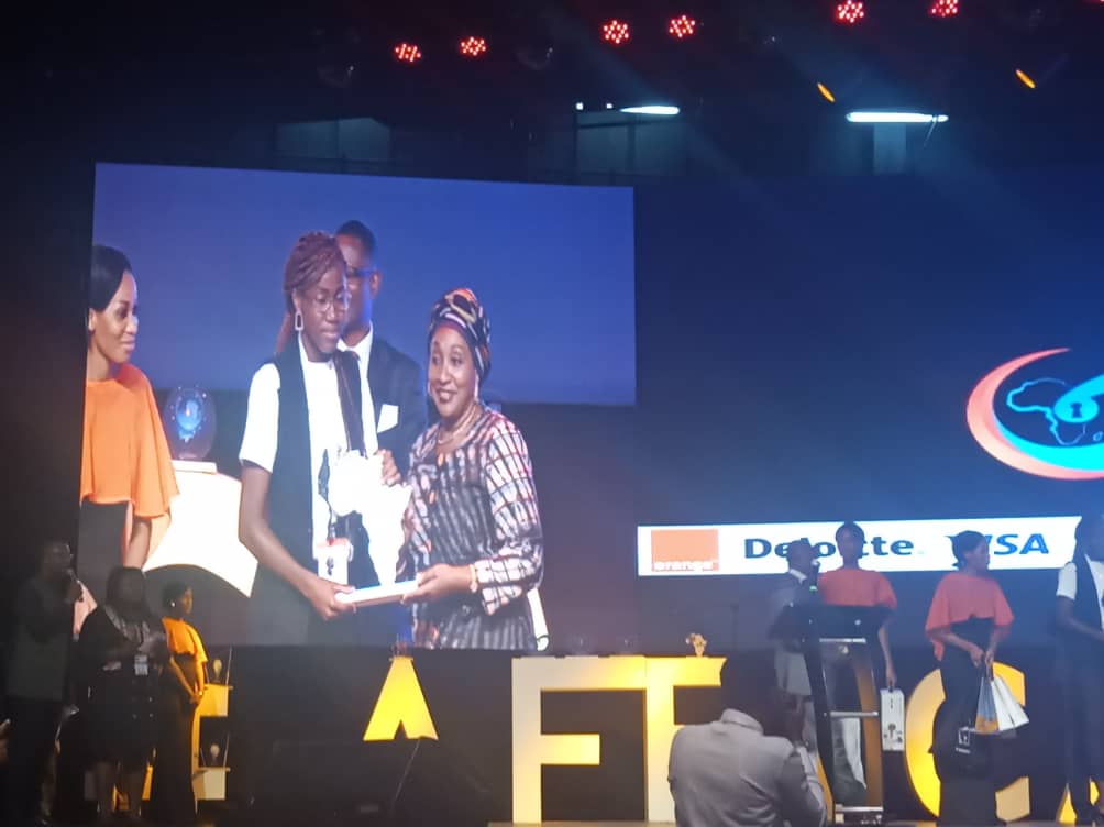 🥳🥳🥳1er prix pour l'African women for tech, l'Application #KOKOWA remise par Mme la Ministre.
#aw4t2019 #AfricanWomen4Tech #ACSC2019  #africacsc #SIMPLONCI  #CIV225