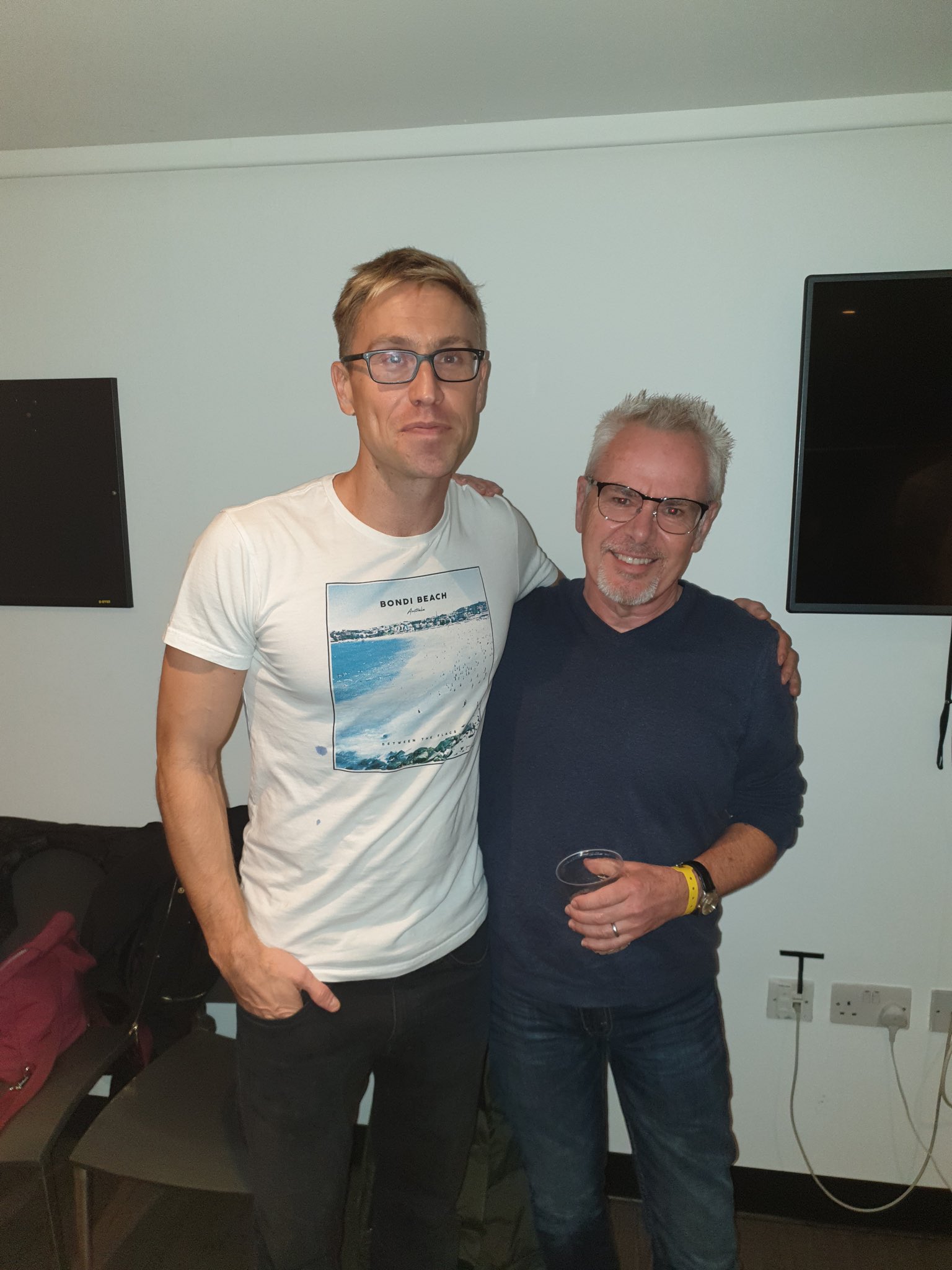 Cafe Selskab melodi Nik Kershaw on Twitter: "Legend (the one on the left) ⁦@russellhoward⁩  https://t.co/tgcEVjUPHW" / Twitter