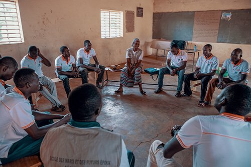 In #BurkinaFaso, how do some men learn how to respect &amp; empower their wives?    

They go to husbands school ➡️ bit.ly/2VeHGFN 

#SWEDD