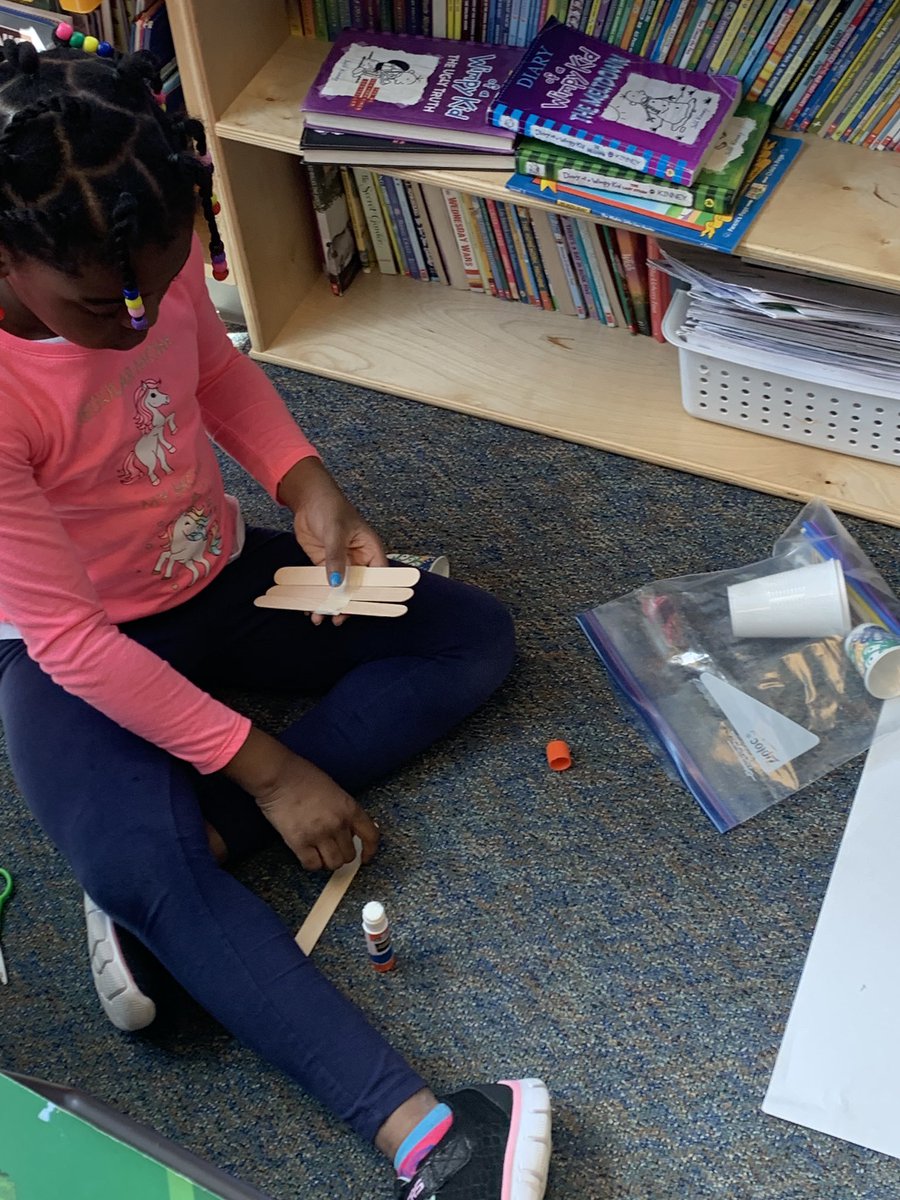 Barnett8214's tweet photo. Little archetects working on building a bridge that would support a toy car. @WEinKaty #STEM https://t.co/BHGNnuOQdU