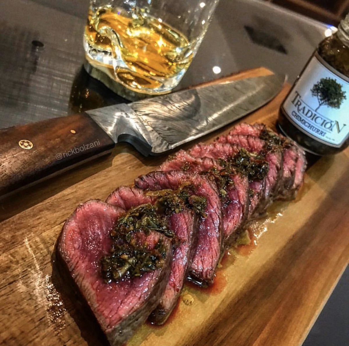 PepBlanc's tweet photo. Y qué tal una buena caña
de #filete, aderezada con
un delicioso chimichurri,
y armonizada con un #vino
de #Toro maravilloso, cuyo
nombre es #Termanthia...
#Gastronomía
#Gourmet
#Comida
#Cuisine
#Cocina
#Food
#Wine https://t.co/H2Qw8XoHLX