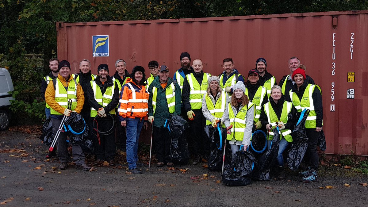 Caroldingdong's tweet photo. #WorldSmileDay accomplished by our volunteer team from @Aggreko_ 37 bags of litter &amp; 83 bags of Himalayan Balsam! 😁
Thank you so much for coming out to help. @MillarRichard @scottishcanals @BowlingHarbour https://t.co/7frLFkTD2v