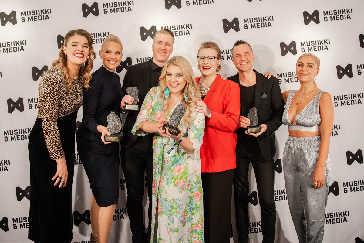 Me ollaan vuoden kotimainen musiikkimedia tänäkin vuonna 🙏🏼 Lisäksi <a href="/kopikallio/">Köpi Kallio</a> vuoden mediapersoona, <a href="/LaintoAnne/">Anne Lainto</a> vuoden toimittaja &amp; <a href="/DJOrkidea/">Orkidea</a> vuoden musapäällikkö 💪🏼💗 #ylex #musiikkimedia #industryawards
