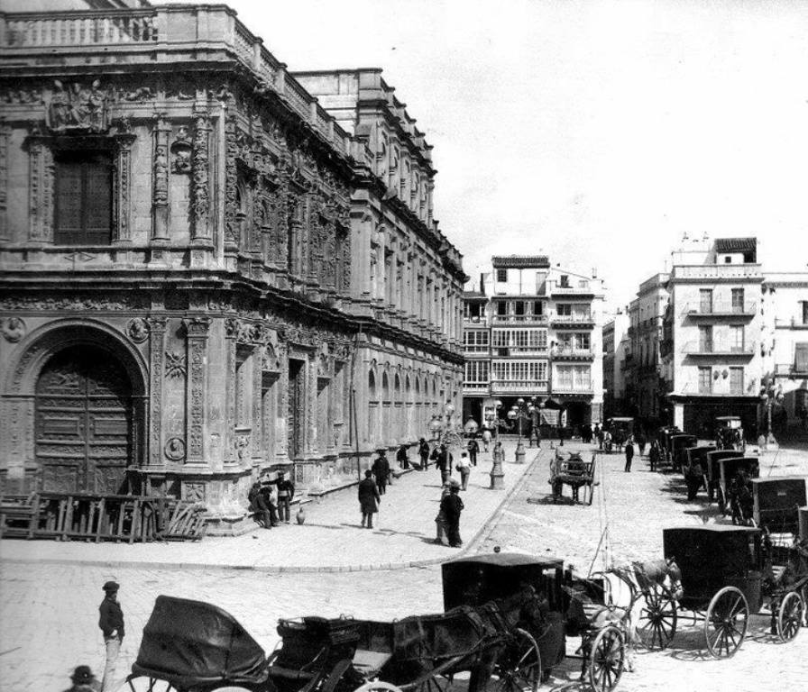 SevillaInsolita's tweet photo. Coches de caballos, como si de una parada de taxis se tratara, en la plaza San Francisco.

Año 1890. https://t.co/XszKE8C77o