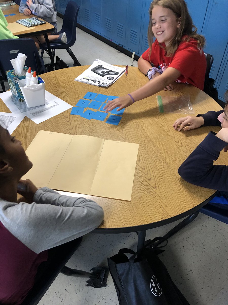 tnwest03's tweet photo. Learning to use patterns in words @MorningsideES @MsHollyShelton @greenla35 @angelonem78 https://t.co/LsQmw4KRdj