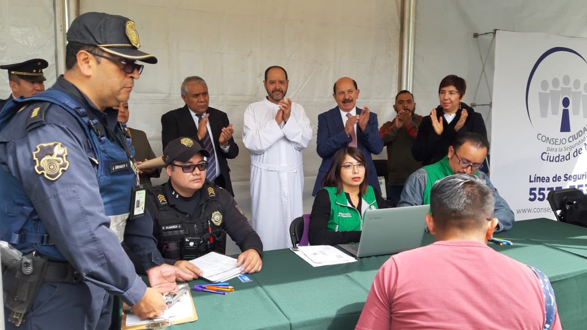 SeGobCDMX's tweet photo. A partir de hoy y hasta el 14 de octubre puedes acudir a intercambiar tus armas de fuego por dinero en efectivo al módulo de #SíAlDesarmeSíALaPaz instalado en la Parroquia del Sagrado Corazón de Jesús, colonia Agrícola Pantitlán @IztacalcoAl @rosaicela_ https://t.co/Ol5kQGmYjV