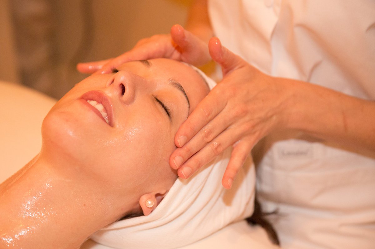 Begin the new season with a #revitalizing #spa service at Westglow! Day Spa Packages include spa services of your choice, full facility use at our Life Enrichment Center, and a four-course spa lunch. Please call 828.295.4463 for more information. westglowresortandspa.com/spa/spa-packag…