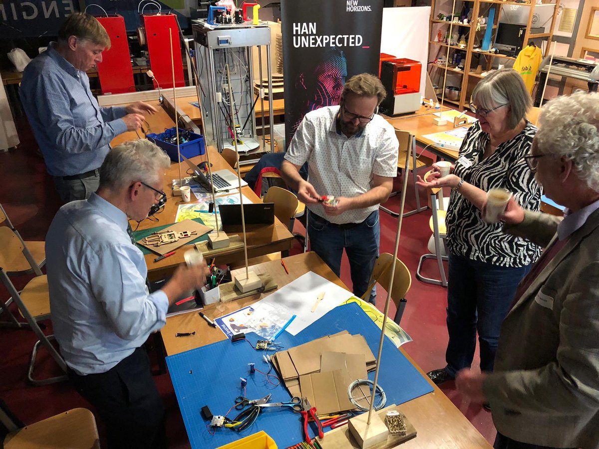 MaartenHennekes's tweet photo. Super gezellige mensen in de workshop Maakonderwijs tijdens #HAN #innovate #InexpectedX Een workshop van #Fabricavii over de rol van Maker Education in onze Smart Region. https://t.co/wghCbXtx4i