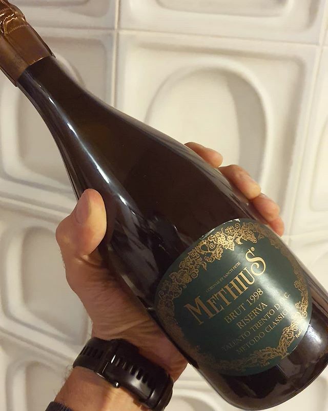robertoanesi's tweet photo. Che super pensiero @cantina_dorigati, grazie mille per questa bottiglia di #Methius 1998 lasciata per 20 anni sui lieviti. Sarà sicuramente il #brindisi per festeggiare un momento speciale in #famiglia https://t.co/EcnYz1VjZm