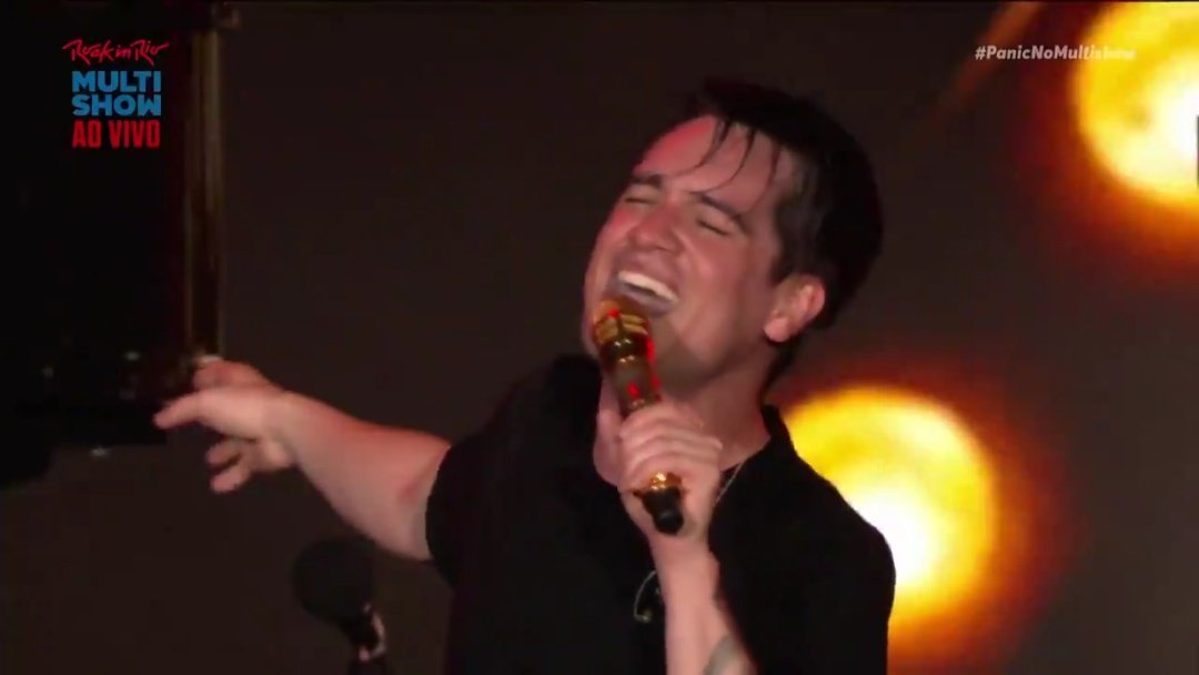 itsromania's tweet photo. o sorriso desse homem é absolutamente tudo que há de mais precioso no mundo #PanicNoMultishow #PanicDay https://t.co/foGuzbfooD