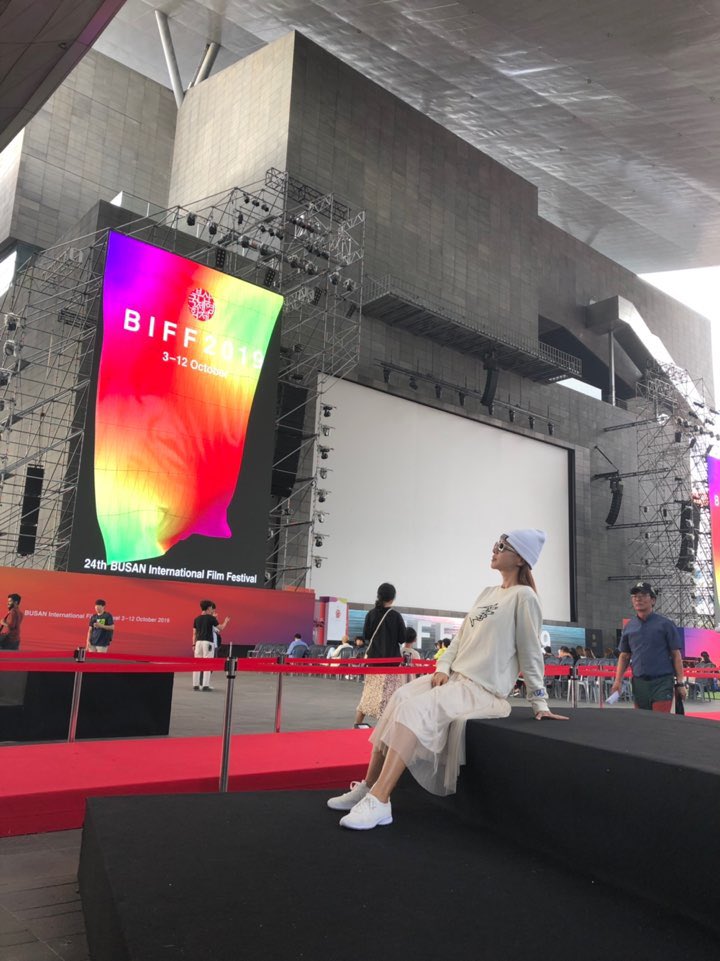 iriskimhj's tweet photo. 제24회 #2019부산국제영화제 #BIFF 💃🏻🎉
#Speacial_thanks_to 
ᶜᴿᴱᴰᴵᵀˢ ᵀᴼ

💄 #제니하우스_현진쌤 @jennyhouse_hyunjin 
💇‍♀️ #제니하우스_윤미쌤 @yunmizo
💅 #제니하우스 #네일아트
💍 #J_ari #정예진디자이너 @j.ari1004
💎 #alliche #엘리체 #김연숙대표님
👗 #드레스 #여배우 #김혜진 https://t.co/dnhd8gQQPS