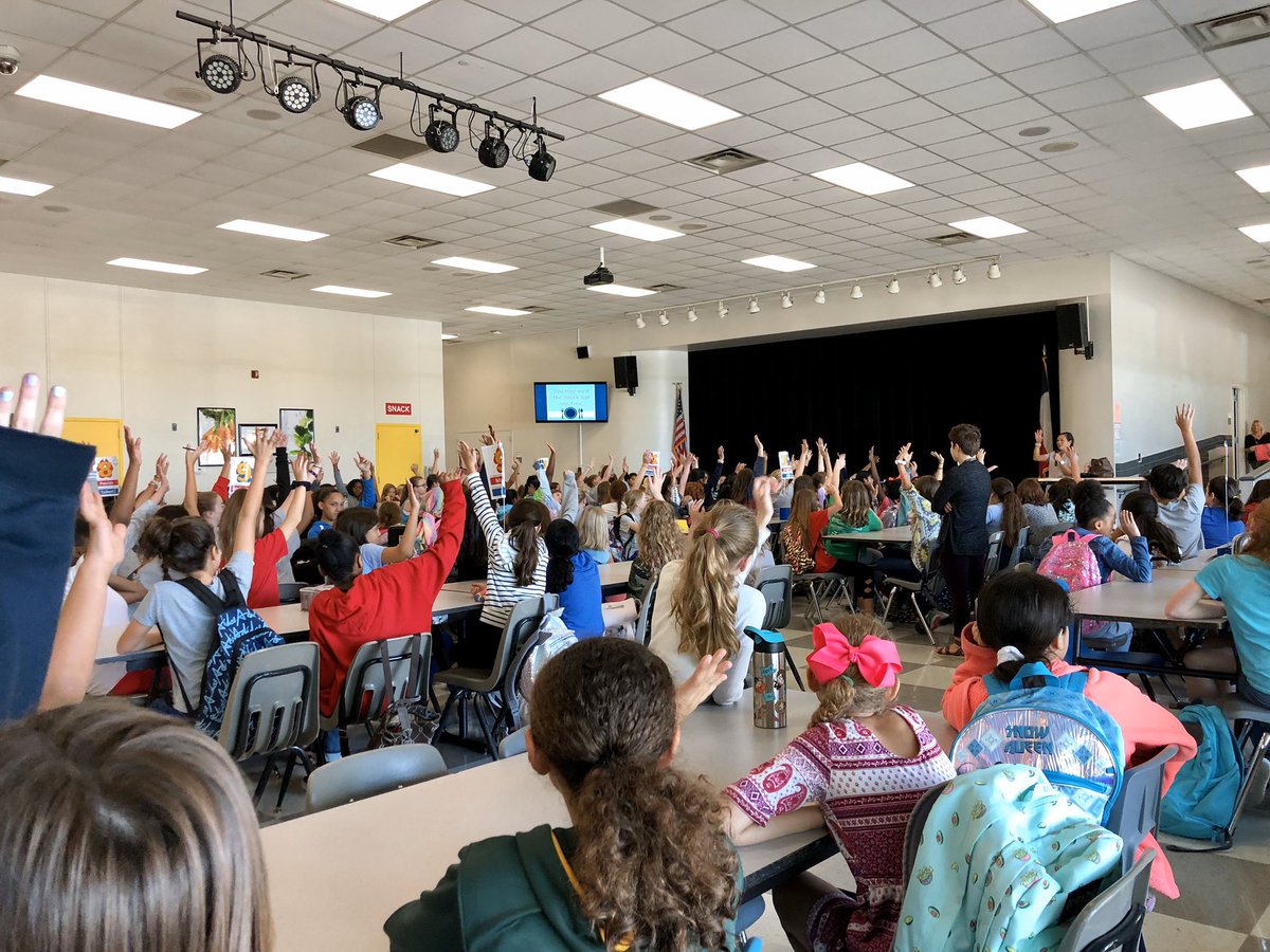midwaysservices's tweet photo. Thank you, @BattleSoo, for speaking to our students at @woodgatemisd this week! We enjoyed having you! #YOURETHEBOSS https://t.co/0yT7XjVXE0