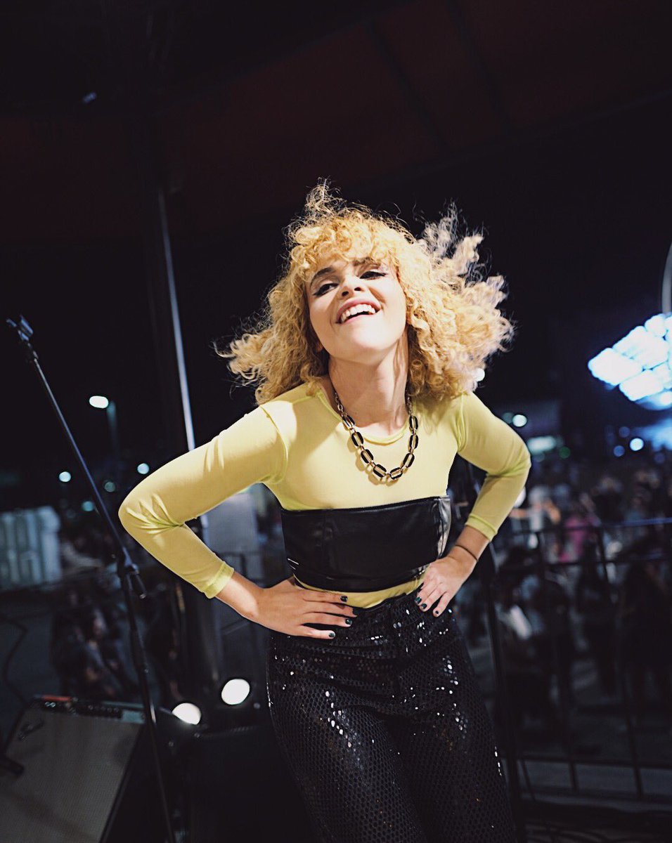 oscarasecarol's tweet photo. Ontem recomeçamos nossa maratona no #RockInRio 🤘🏼⚡️✨ Hoje tem mais no #HighStage! @rockinrio https://t.co/M1c2HaDDZb